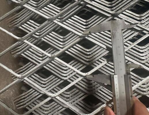 Bentuk Lubang Berlian Jaring Logam Terluas Ketebalan 0,5-6,0 mm Permukaan Datar Untuk Dekorasi